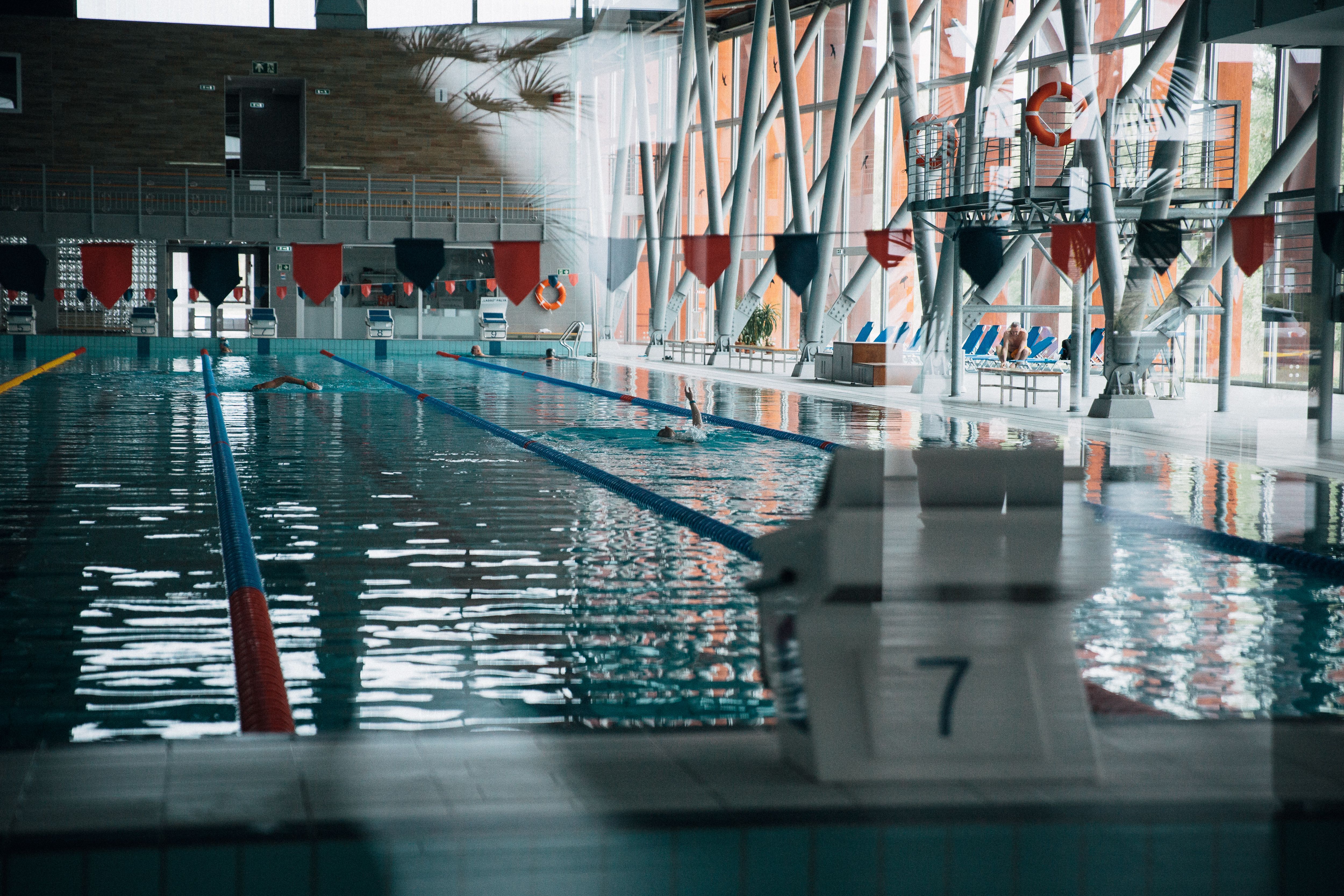 Schwimmhalle mit Sportbecken und Bahnenleinen